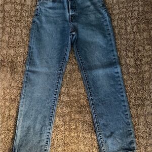 Levi's Women's Straight Leg Jeans in Medium Blue Denim